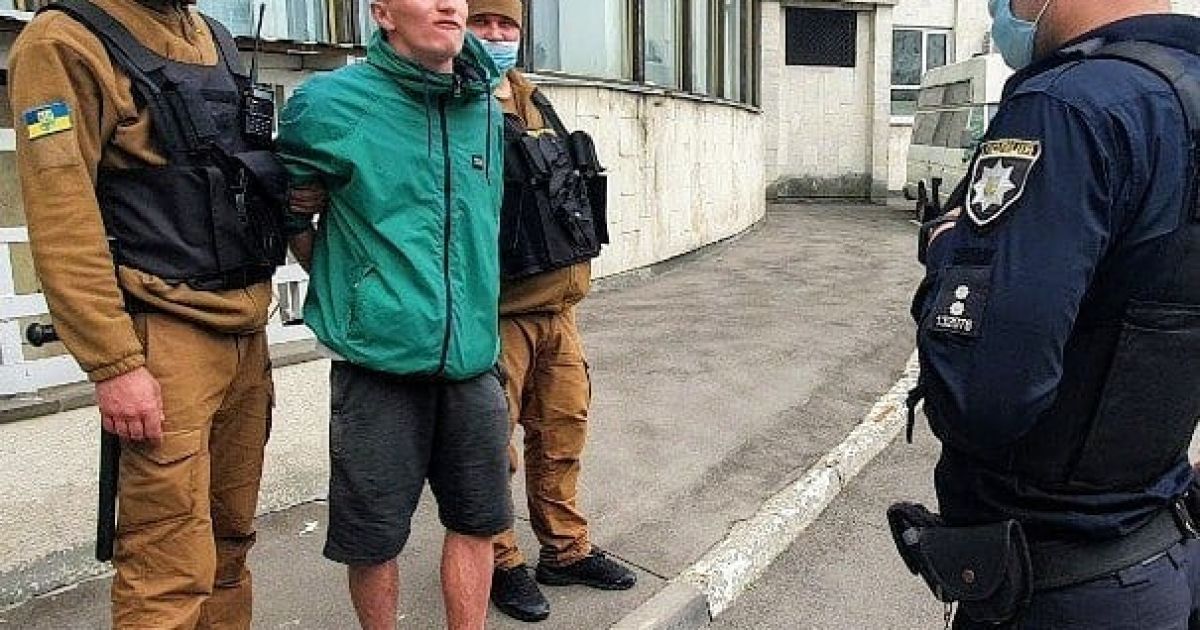 У Києві агресивний чоловік чіплявся до людей та намагався напасти на муніципала