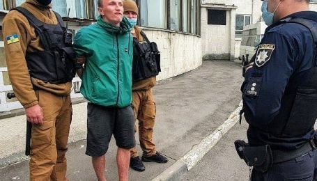 У Києві агресивний чоловік чіплявся до людей та намагався напасти на муніципала