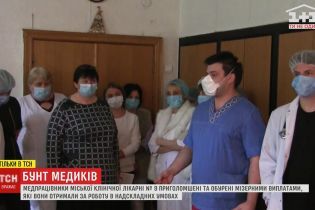 У Києві персонал лікарні, яка приймає коронавірусних пацієнтів, влаштував бунт через оплату праці