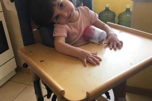 Ви можете допомогти Алісі отримати повноцінне життя