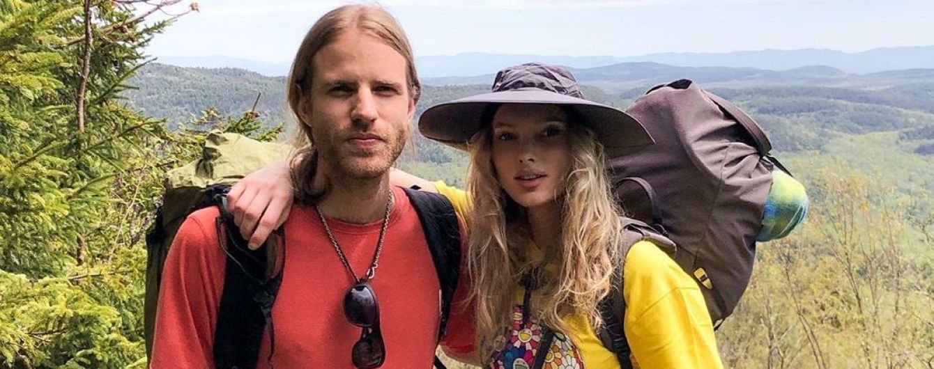С рюкзаками за спинами: Эльза Хоск с бойфрендом сходили в поход
