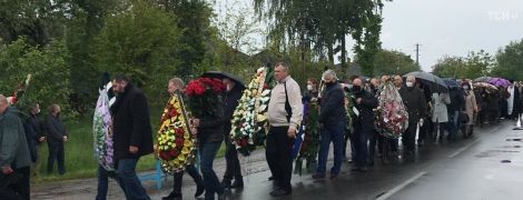 У Чернігівській області сотні людей прийшли проститись з застреленим депутатом Давиденком