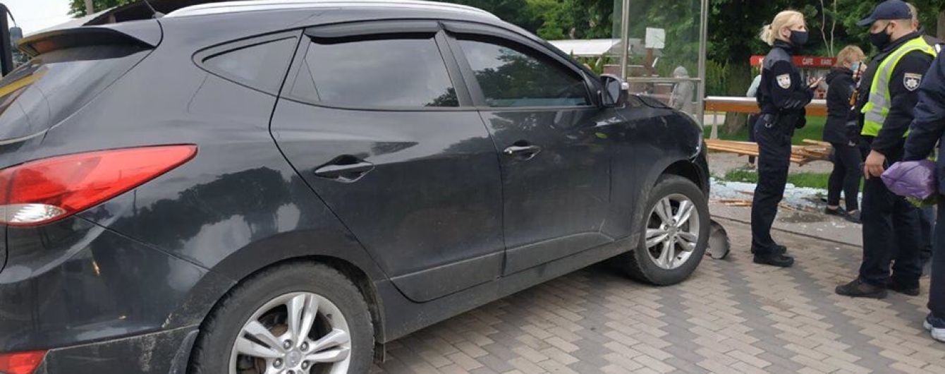В Киеве авто влетело в остановку с людьми, есть пострадавшие