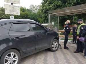 У Києві авто влетіло в зупинку з людьми, є постраждалі