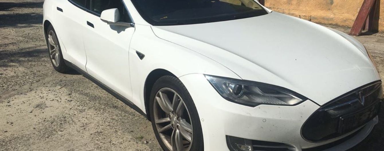 Суд конфисковал у украинца электромобиль Tesla за сокрытие реальной стоимости