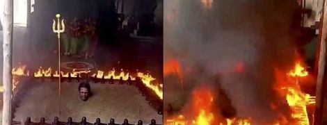 Індійський священик закопався у "пекельну" землю, щоб побороти пандемію