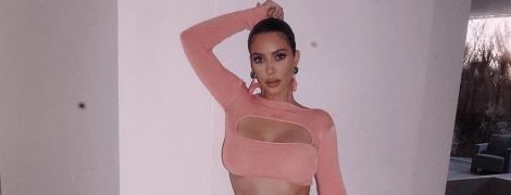 Сексапільна Кім Кардашян підкреслила апетитну фігуру ультракороткою сукнею