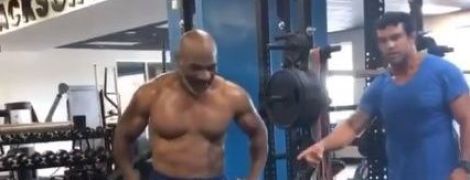 53-річний Майк Тайсон показав підкачаний торс на тренуванні з ексчемпіоном UFC