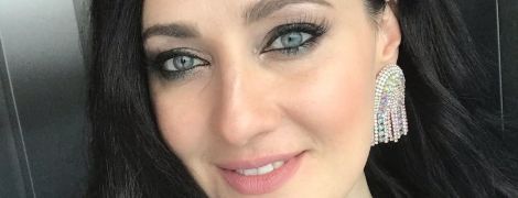 Із вечірнім макіяжем і в пінці: сексуальна Соломія Вітвіцька позувала у ванні розкішного спа-готелю