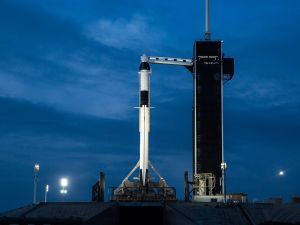 SpaceX вперше відправить астронавтів в космос: коли і де на це можна подивитися