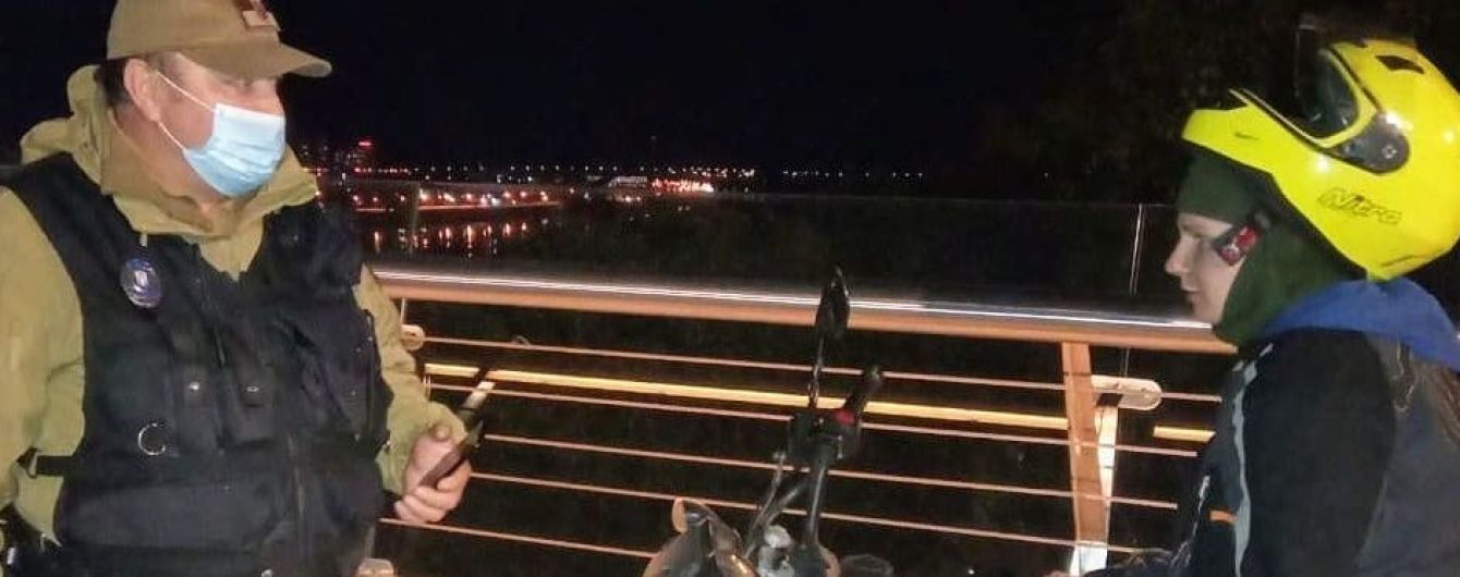 У Києві серед ночі молодик на мотоциклі намагався проїхати "мостом Кличка"