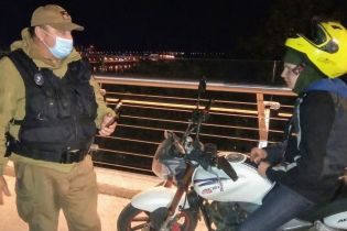 У Києві серед ночі молодик на мотоциклі намагався проїхати "мостом Кличка"