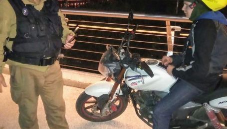 В Киеве среди ночи парень на мотоцикле пытался проехать по "мосту Кличко"