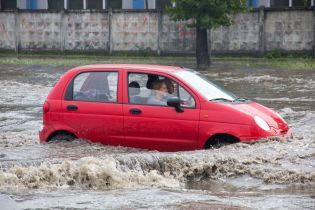 Затоплені авто та вулиці: Україною прокотились масштабні зливи