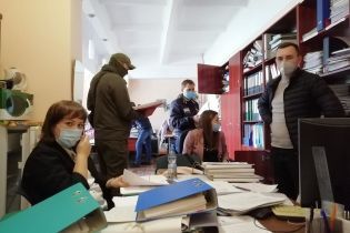 Правоохоронці прийшли з обшуками до Центру Довженка