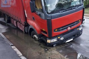 У Києві біля станції метро "Берестейська" прорвало трубу - у провалля на дорозі потрапила вантажівка