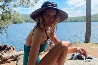 В капелюсі і бірюзовому купальнику: Ельза Госк відпочиває на природі