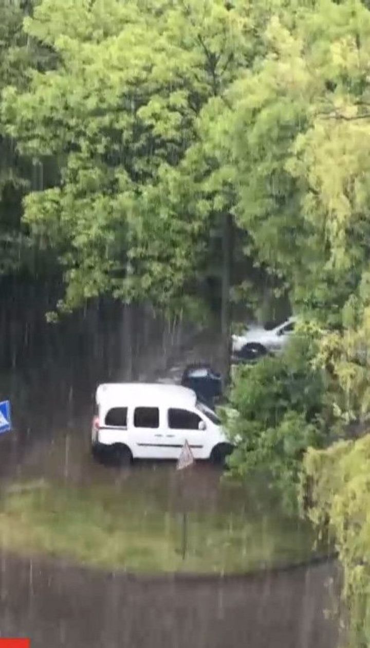Затоплена Одеса і водяний смерч біля Рівного: Україну накрили зливи, град та буревії