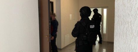ДБР провело понад 20 обшуків у податковій службі через махінації на 45 мільйонів гривень
