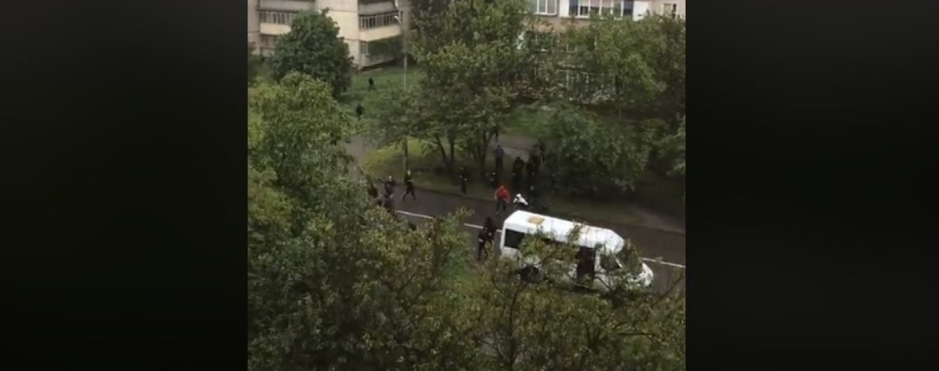 У Броварах посеред житлових будинків сталася стрілянина: в Мережі опублікували відео розбірок