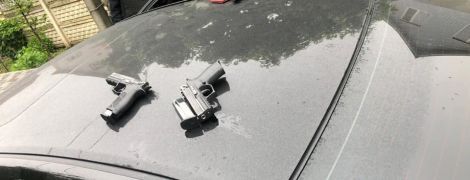 Такого не було навіть у 90-ті: соцмережі бурхливо реагують на розбірки тітушок у Броварах