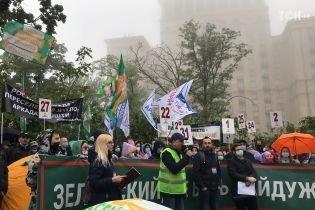 Мітинг вкладників банку "Аркада" на Хрещатику: Кличко прокоментував ситуацію