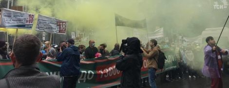 Понад тисячу мітингувальників повністю перекрили рух Хрещатиком