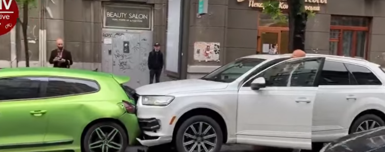 В Киеве на велосипедной дорожке столкнулись три авто