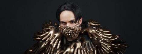 Епатажний MELOVIN у золотій масці та костюмі з рукавичок здивував образом