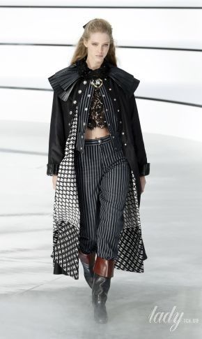 Высокие разрезы, колготки с логотипами и пуговицы в коллекции Chanel сезона осень-зима 2020-2021