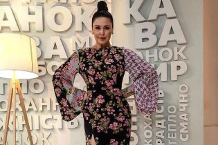 У квітковій сукні з високим розрізом: Людмила Барбір грайливо продемонструвала стрункі ноги