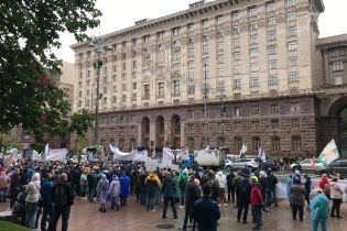 Із димовими шашками та гучними закликами: як минув у центрі Києві масовий протест ошуканих інвесторів "Аркади"