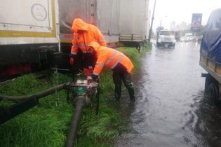 Київ залило дощем: комунальники відкачують воду з вулиць мотопомпами