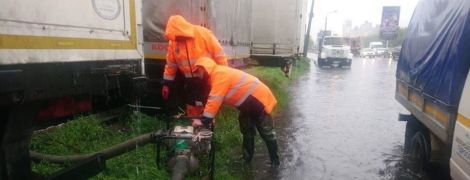 Київ залило дощем: комунальники відкачують воду з вулиць мотопомпами