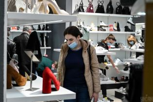 У Києві відкрили торгівельні центри: чи багато покупців і чи дотримуються вони карантинних норм