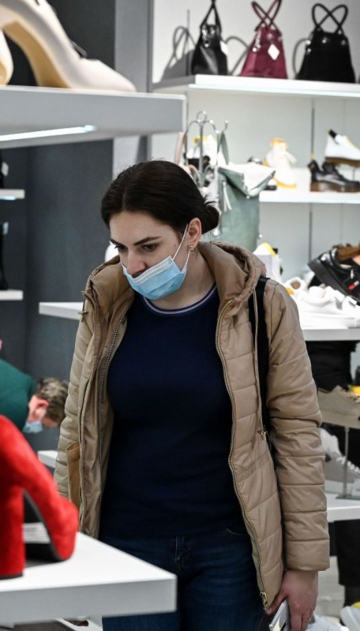 У Києві відкрили торгівельні центри: чи багато покупців і чи дотримуються вони карантинних норм