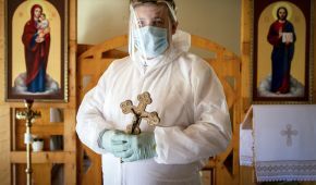 Захисні костюми зверху ряси: як священники в Україні повертаються до роботи - фото