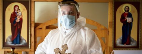 Захисні костюми зверху ряси: як священники в Україні повертаються до роботи - фото