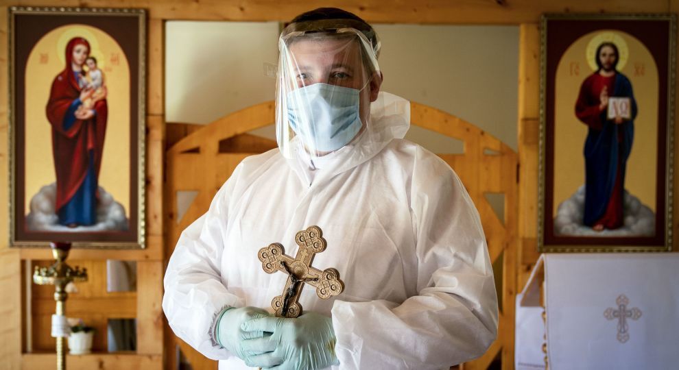 Захисні костюми зверху ряси: як священники в Україні повертаються до роботи - фото