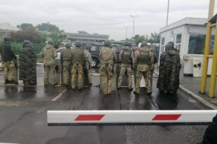 Коллапс на пограничном пункте "Тиса": венгры разложили палатку для заблокированных украинцев
