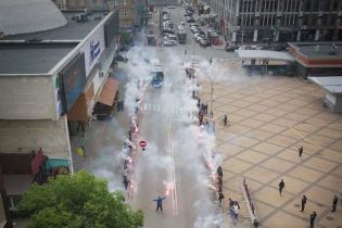 Поддержали боевой дух: фанаты "Динамо" встретили команду "горящим коридором" перед битвой с "Шахтером"