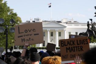 Из-за протестов в столице США ввели комендантский час, а Трампа отвезли в бункер - СМИ