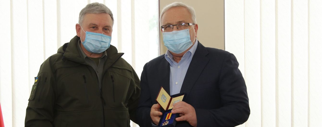 Министр обороны наградил скандального Вилкула медалью за помощь бойцам ВСУ