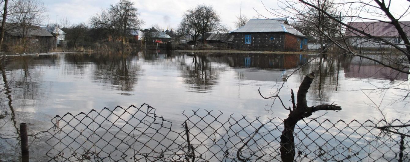 В украинских реках поднимается вода: может затопить урожай