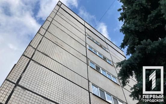 Дівчина викинулась з вікна