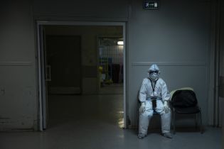 Массовое инфицирование медиков и пациентов в больницы Житомира: три отделения закрыли