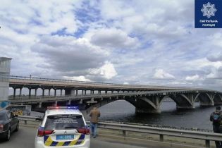 У Києві через повідомлення про замінування перекрили міст Метро