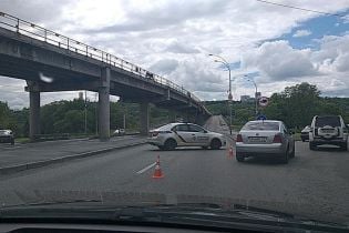 Чоловік на Мосту Метро в Києві погрожує підірвати переправу