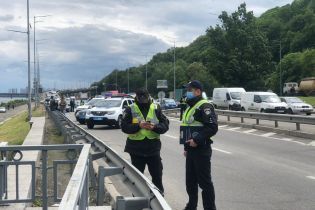 Негаразди у сім'ї та матір у лікарні: деталі про "мінувальника" столичного мосту Метро