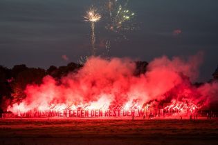 Фейерверки под отелем: футбольные ультрас фантастически поприветствовали команду с возвращением